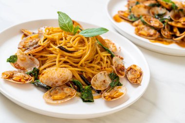 Midyeli, sarımsaklı ve biberli kızarmış spagetti.