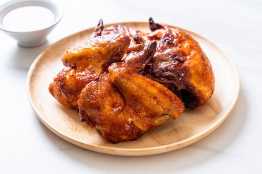 Masada ızgara ve ızgara tavuk.