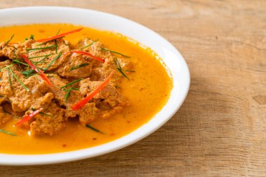 Tayland yemeği seti körili domuz eti Tayland yemeği tarzı.