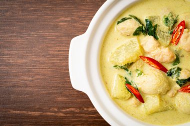 Kıymalı yeşil köri çorbası ve kasede köfte. Asya usulü.