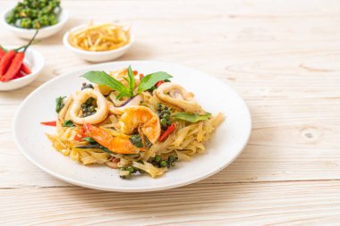 Baharatlı erişteyi deniz yemeğiyle karıştır (Pad Cha Talay) - Tayland yemeği tarzı