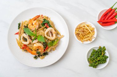 Baharatlı erişteyi deniz yemeğiyle karıştır (Pad Cha Talay) - Tayland yemeği tarzı