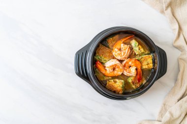 Karides ve sebze omletli Tamarind Paste 'den yapılmış ekşi çorba - Asya usulü.