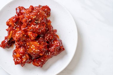 Kore usulü soslu kızarmış tavuk.