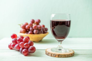 Ahşap zemin üzerinde taze üzüm suyu