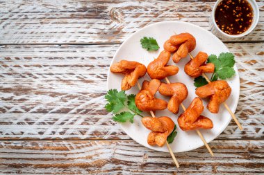 soslu kızarmış sosis şişi.