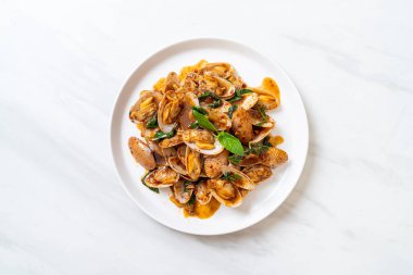 Kızarmış İstiridyeleri Kızarmış Biber Ezmesiyle Karıştır - Asya usulü