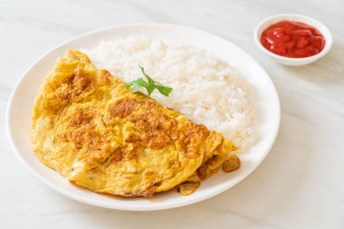 Pirinç ve ketçaplı omlet veya omlet.