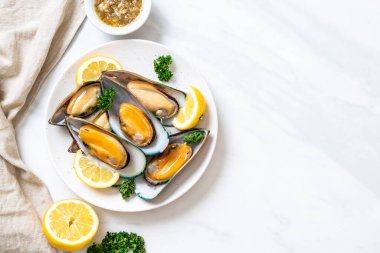 deniz ürünleri midye maydanoz ve limon ile