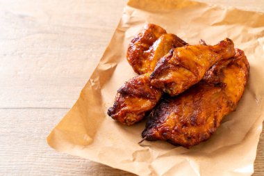 Masada ızgara ve ızgara tavuk.