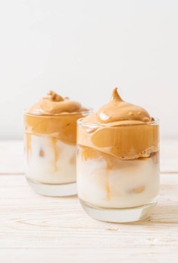 Dalgona kahvesi. Krem şantili buzlu içecek, kahve köpüğü ve süt. Covid-19 şehir karantinası sırasındaki son moda içki, ev konseptinde kalın..