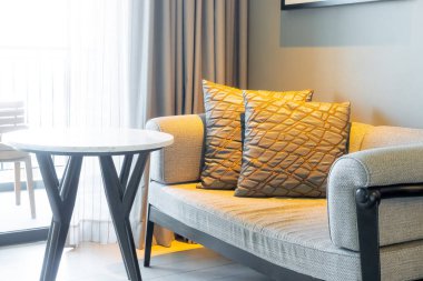 Oturma odasındaki kanepede güzel yastıklar.