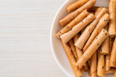 Çıtır hindistan cevizli rulo ekmek. Tayland 'da geleneksel bir tatlı.