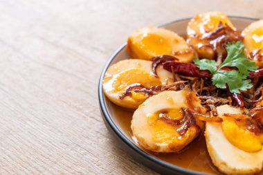 Tamarind soslu haşlanmış yumurta veya tatlı ve ekşi yumurta.
