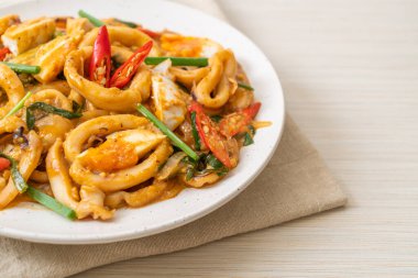 Kızarmış kalamar ya da ahtapotu tuzlu yumurtayla karıştırın - Asya yemeği tarzı