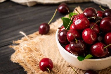Ahşap arka planda taze kirazlar
