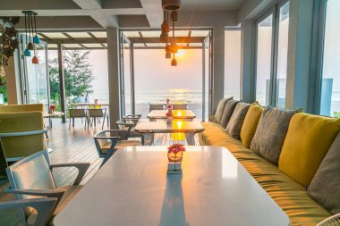 Kafe restoranında boş sandalye ve masa.