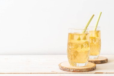 Ahşap arka planda buzlu limon suyu