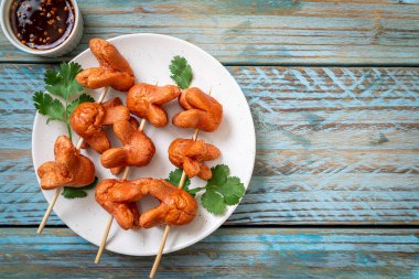 soslu kızarmış sosis şişi.