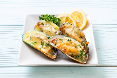 Peynirli taze midye.