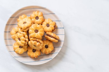 Hindistan cevizli bisküvi ve ananas reçeli.