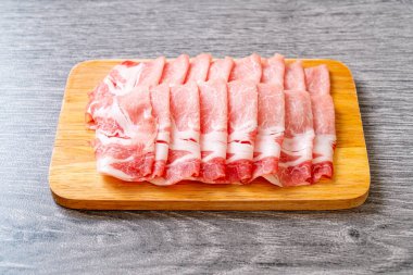 Dilimlenmiş taze domuz filetosu.