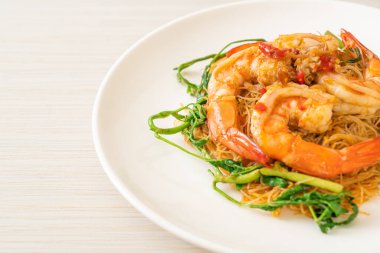 Kızarmış pirinç vermicelli ve karidesli su mimozası.