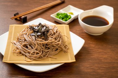 Soğuk karabuğday sobalı erişte veya zaru ramen Japon yemek tarzı.