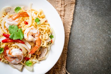 Karidesli baharatlı erişte salatası. Tayland usulü.