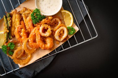 Kızarmış deniz ürünleri (karides ve mürekkep balığı) ve sebze karışımı - sağlıksız gıda tarzı