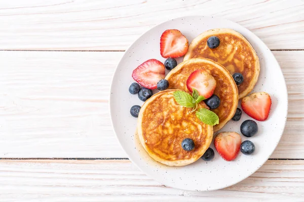 Souffle Pancake Dengan Blueberry Segar Stroberi Segar Dan Madu — Stok Foto