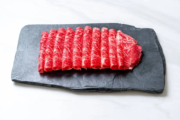 Carne Fresca Rodajas Crudas Con Textura Mármol Servida Para Sukiyaki — Foto de Stock