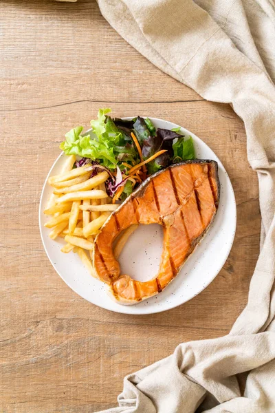 Filet Steak Saumon Grillé Avec Des Légumes Des Frites Dans — Photo