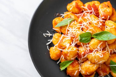 Peynirli domates soslu gnocchi - İtalyan yemeği tarzı.