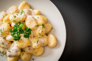 Mantar krem soslu ve peynirli Gnocchi İtalyan yemek tarzı.