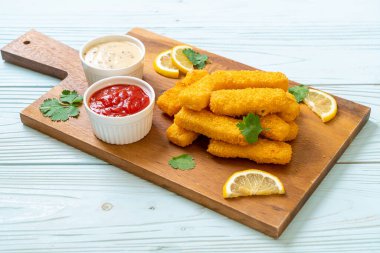 Kızarmış balık çubuğu ya da soslu patates kızartması.