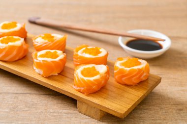 Mayonez ve karides yumurtalı taze somon suşisi. Japon usulü.