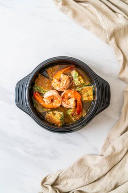 Karides ve sebze omletli Tamarind Paste 'den yapılmış ekşi çorba - Asya usulü.