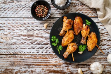 Biber ve sarımsaklı ızgara tavuk kanadı.