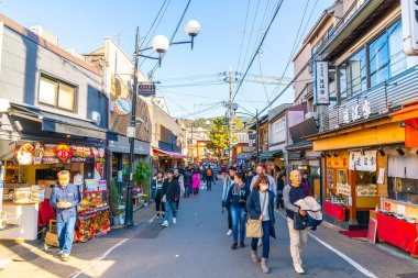 Kyoto, Japonya - 11 Ocak 2020: Kyoto, Japonya 'daki alışveriş caddesi pazarında yürüyen insanlar