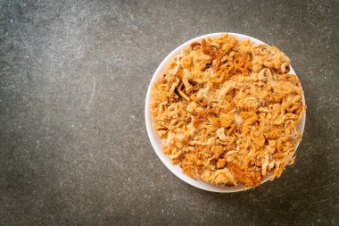 Kavrulmuş hindistan cevizi rulosu ve kurutulmuş domuz eti tabağı.