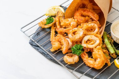 Kızarmış deniz ürünleri (karides ve mürekkep balığı) ve sebze karışımı - sağlıksız gıda tarzı