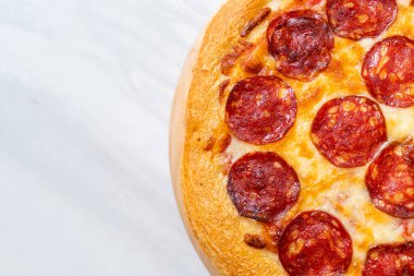 İtalyan usulü odun tepsisinde pepperoni pizza.