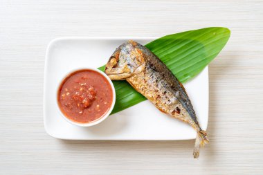 Baharatlı karides soslu kızarmış uskumru balığı, Tayland usulü.