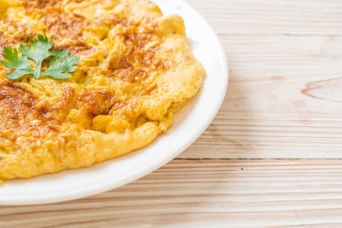 Omlet ya da ketçaplı omlet.