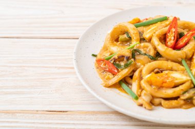 Kızarmış kalamar ya da ahtapotu tuzlu yumurtayla karıştırın - Asya yemeği tarzı