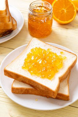 Kahvaltıda portakal reçelli ekmek dilimleri.