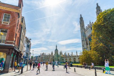 Cambridge, Uk - Ağu 28 2019: Cambridge, İngiltere'de eski sokak. Bu bir üniversite şehri ve Cambridgeshire, İngiltere ilçe kasabası.