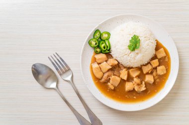 Kahverengi soslu tavuk mu yoksa pirinç soslu sos mu? Asya tarzı.