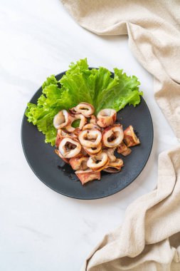 Siyah tabakta ızgara kalamar.